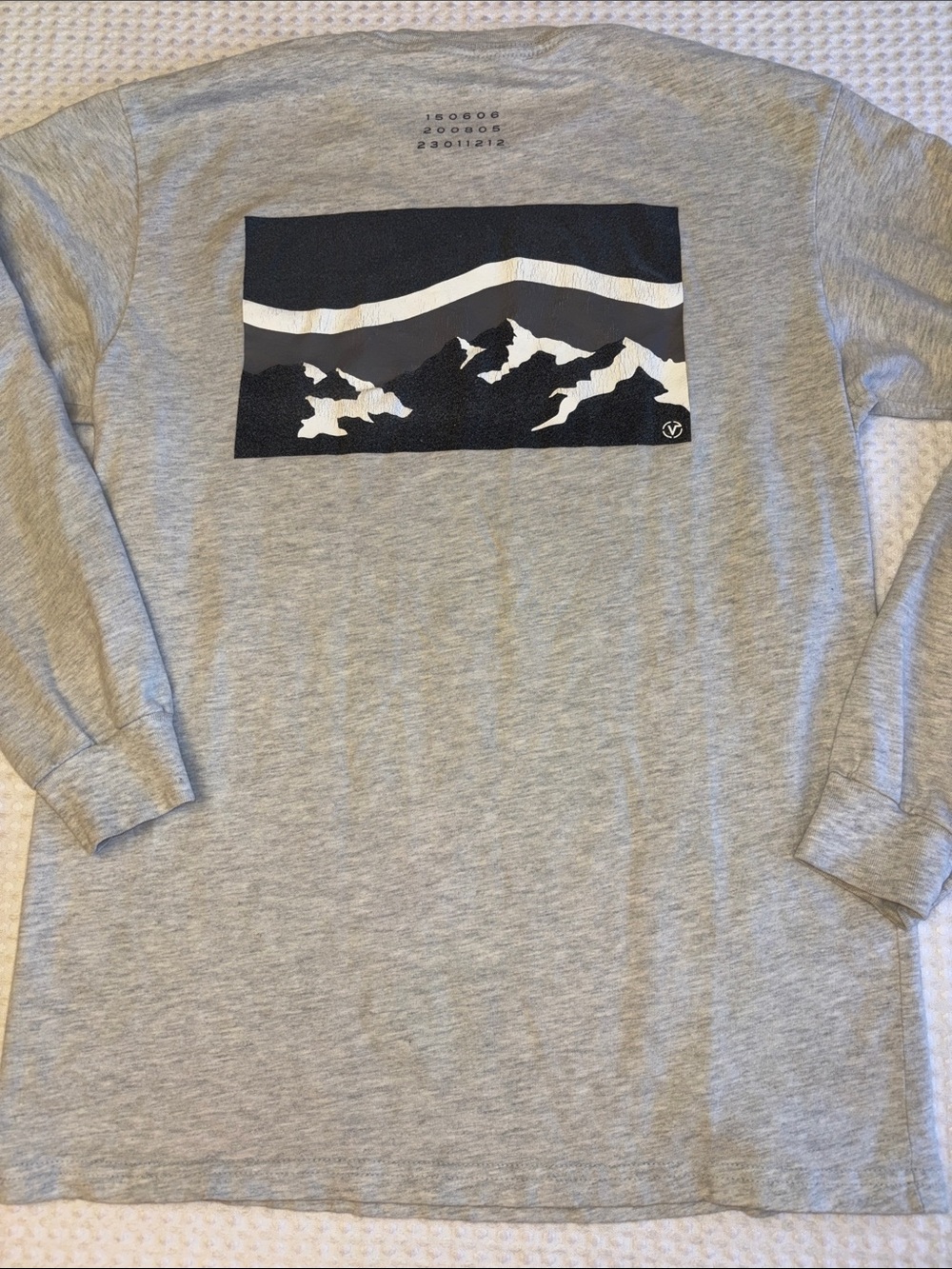 Vans Men’s MEDIUM Light Heather Gray Long Sleeve Mountain Graphic Logo Shirt